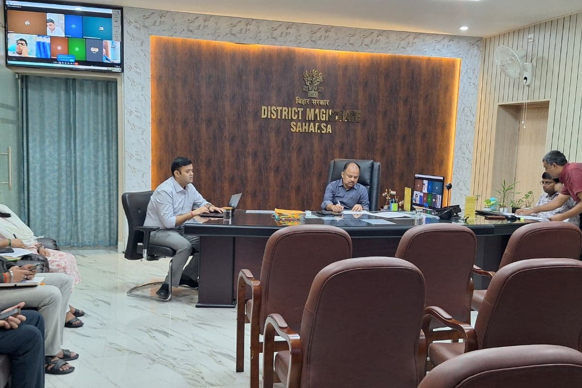 सहरसा में DM का सख्त निर्देश, सहयोग शिविर के लंबित आवेदनों का जल्द करें निपटारा