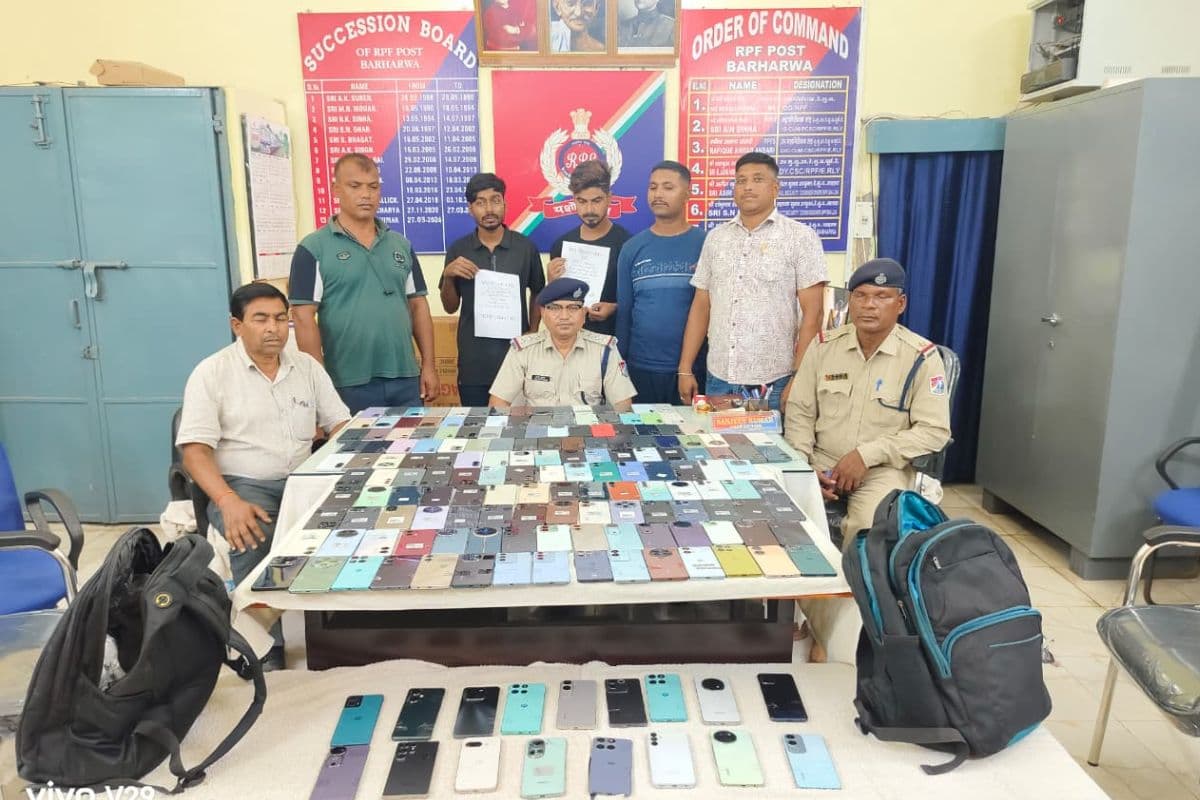 वनांचल एक्सप्रेस से 174 चोरी के मोबाइल के साथ दो गिरफ्तार, कीमत 58 लाख के पार 