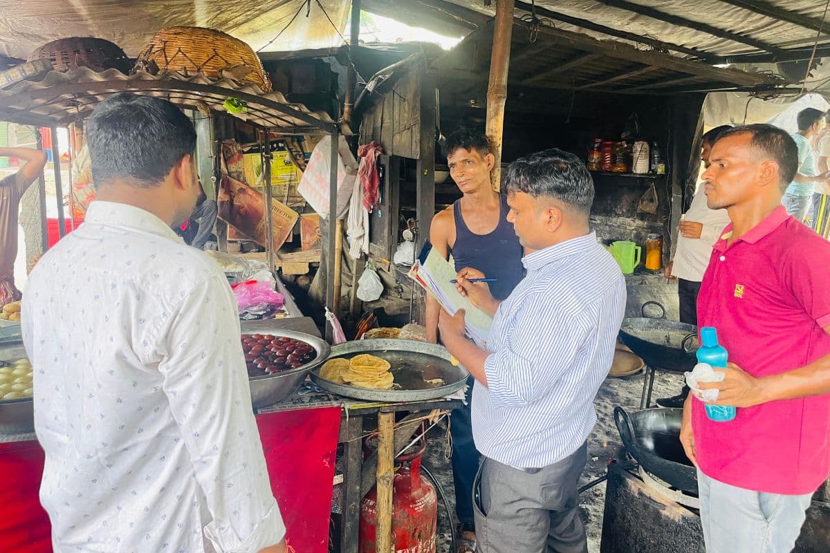 साहिबगंज में फूड इंस्पेक्टर ने मिठाई दुकान में मारा छापा, जारी किया नोटिस