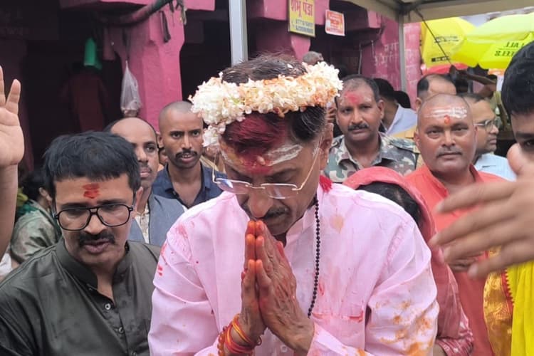 बाबा बैद्यनाथ के दरबार पहुंचे रक्षा राज्य मंत्री संजय सेठ, देश की समृद्धि की कामना