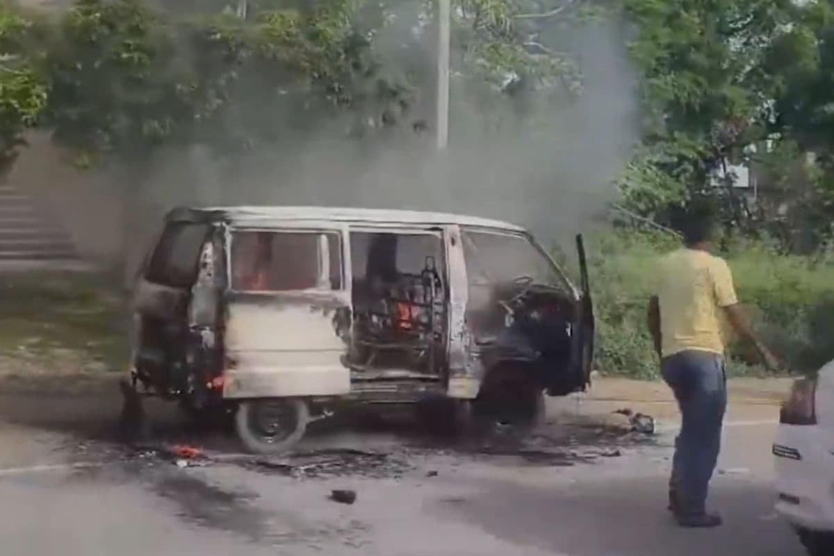 Video: स्कूल जा रहे थे बच्चे, तभी वैन में लग गई आग, गाड़ी पूरी तरह जलकर खाक