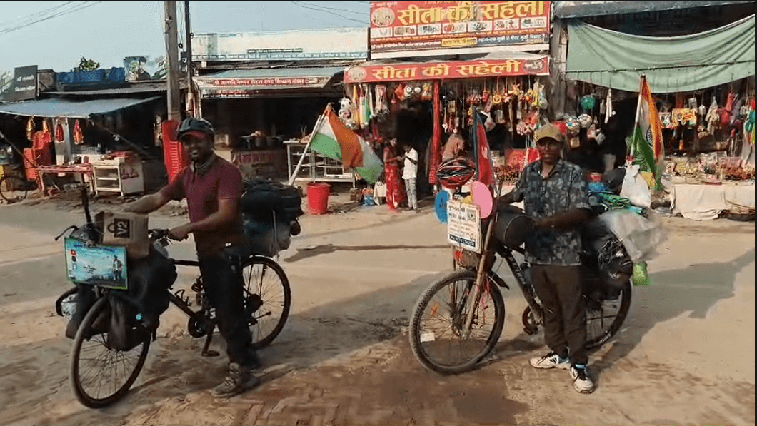 सीतामढ़ी: राम भक्ति में निकले दो दोस्त,  हजारों किमी की साइकिल यात्रा से दे रहे सनातन का संदेश