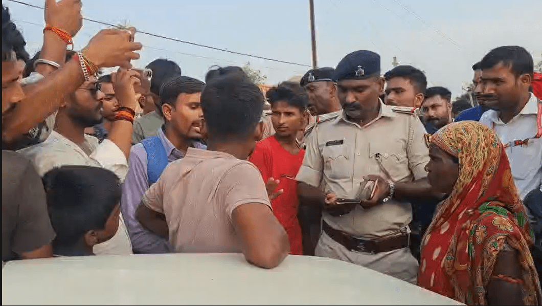 टोचन के दौरान टूटी रस्सी, पुलिस वाहन ने ऑटो को मारी टक्कर, छह घायल