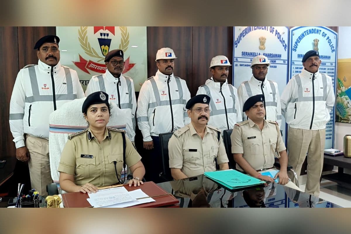 सरायकेला-खरसावां : भीषण गर्मी में पुलिसकर्मियों को राहत, एसपी ने बांटे कूलिंग जैकेट 