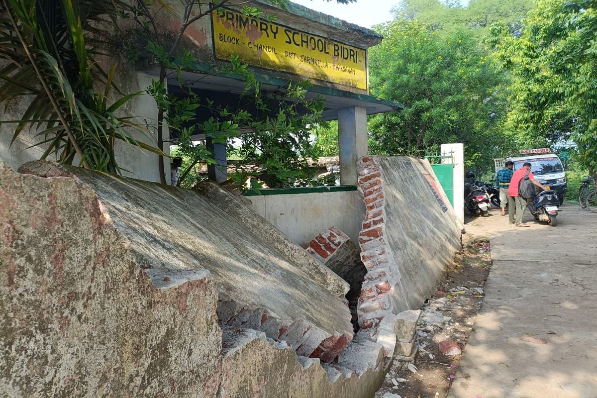 झुंड से बिछड़े जंगली हाथी का तांडव, स्कूल समेत कई घरों को पहुंचाया नुकसान