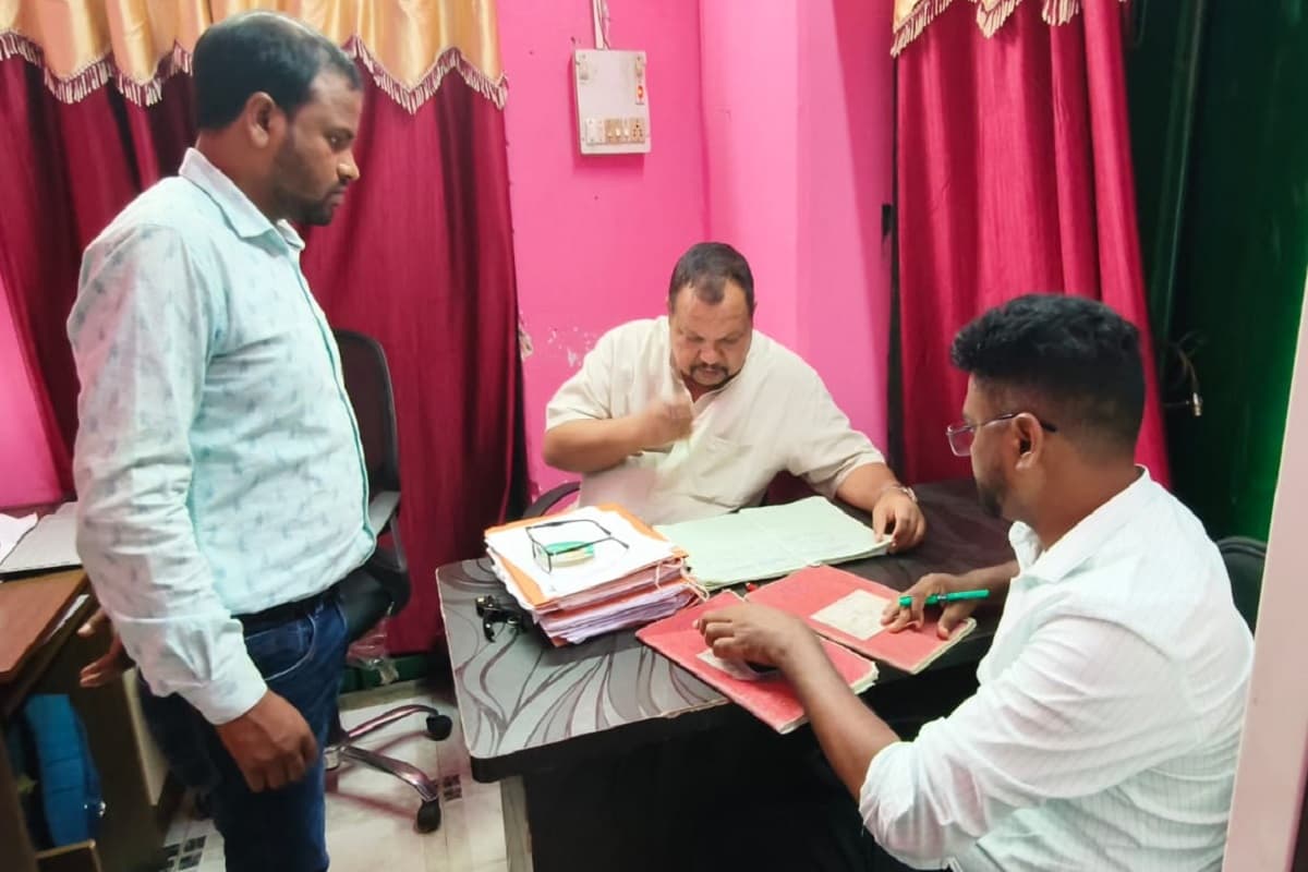 सरप्राइज इंस्पेक्शन में खरसावां सीएचसी के दो डॉक्टर समेत चार कर्मचारी गायब, सिविल सर्जन ने जारी किया शो-कॉज