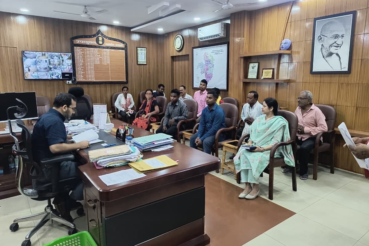 मापी पुस्तिका देने के नाम पर घूस मांगने का आरोप, सरायकेला डीसी से की गई शिकायत