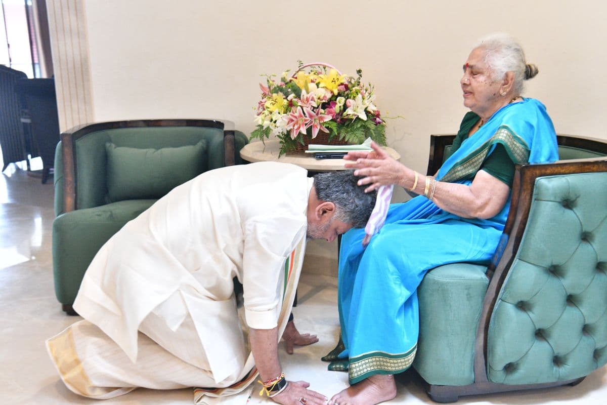 लोक भवन पहुंचे डीके शिवकुमार, मुख्यमंत्री पद की शपथ से पहले मां का लिया आशीर्वाद