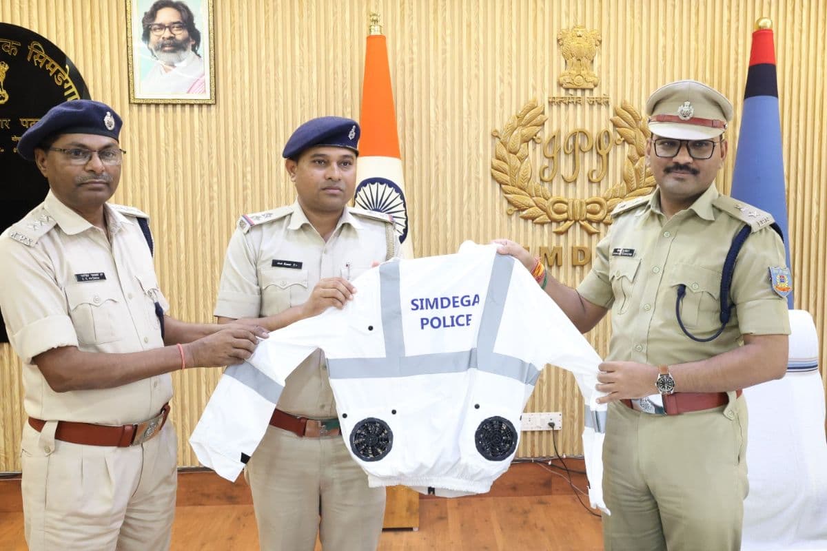 सिमडेगा में ट्रैफिक पुलिसकर्मियों को मिलेगी भीषण गर्मी से राहत, दिये गये कूलिंग जैकेट