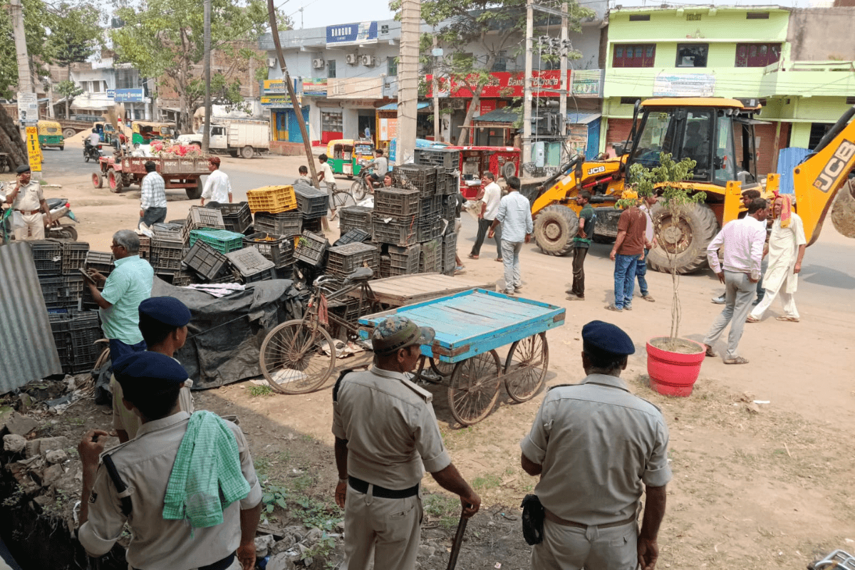सूफी महोत्सव और डिप्टी सीएम के आगमन से पहले मनेर में चला अतिक्रमण हटाओ अभियान, दुकानदारों में मची अफरा-तफरी