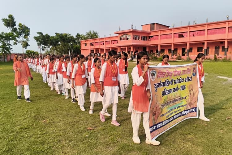 वीरपुर में 200 से अधिक युवतियों का शौर्य प्रदर्शन, दुर्गा वाहिनी ने दिखाया अनुशासन और आत्मविश्वास