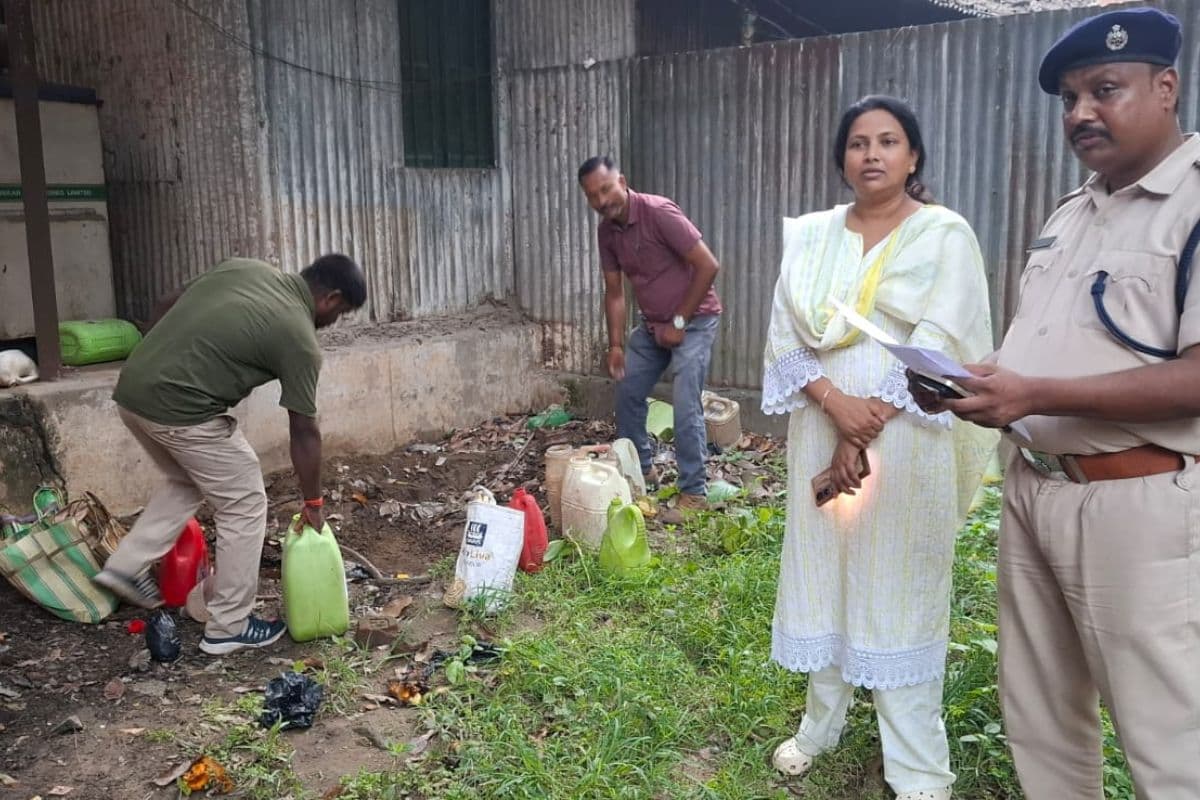त्रिवेणीगंज थाना परिसर में नष्ट की गई 147 लीटर से अधिक शराब, 12 मामलों में हुई थी जब्ती