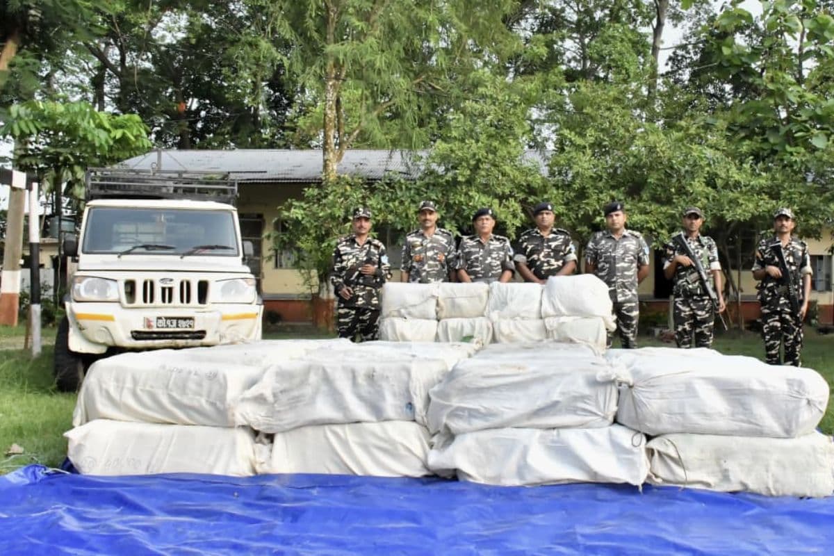 सुपौल में नेपाल नंबर की गाड़ी से 1733 किलो गांजा बरामद, बारिश और अंधेरे का फायदा उठाकर तस्कर फरार