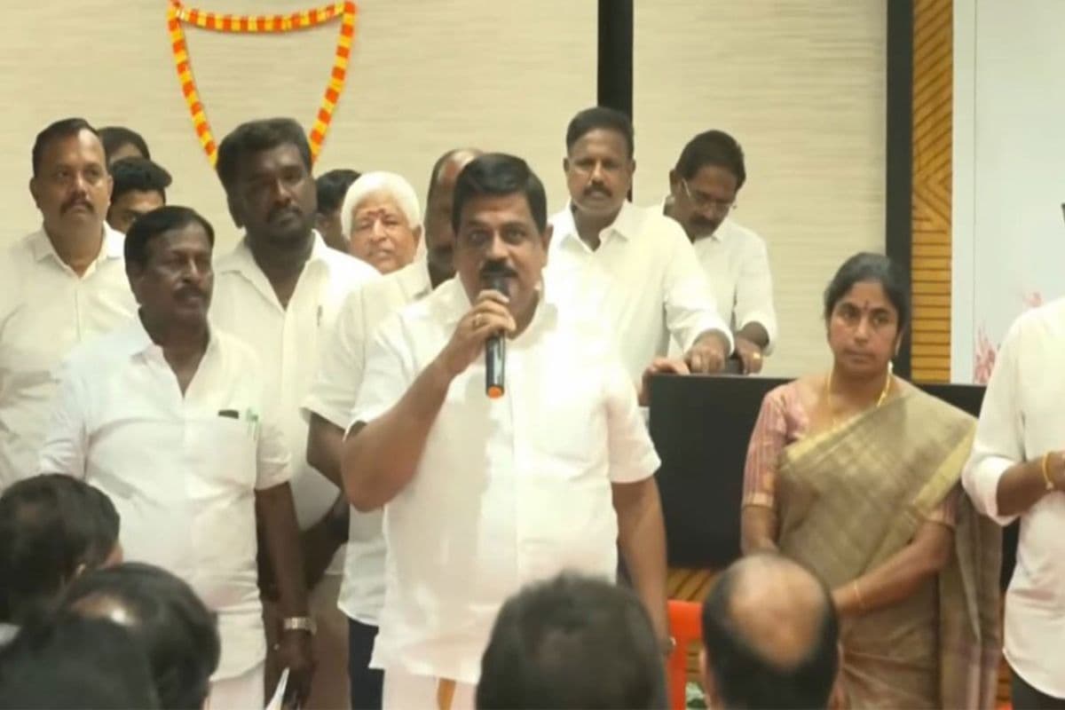 तमिलनाडु में AIADNK को बड़ा झटका, 300 से अधिक नेता और कार्यकर्ताओं ने थामा TVK का दामन