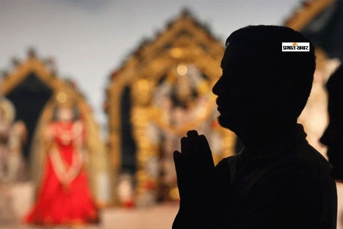 मंदिर में माथा टेकने के नियम: क्या सीधे जमीन पर सिर लगाना उचित है?