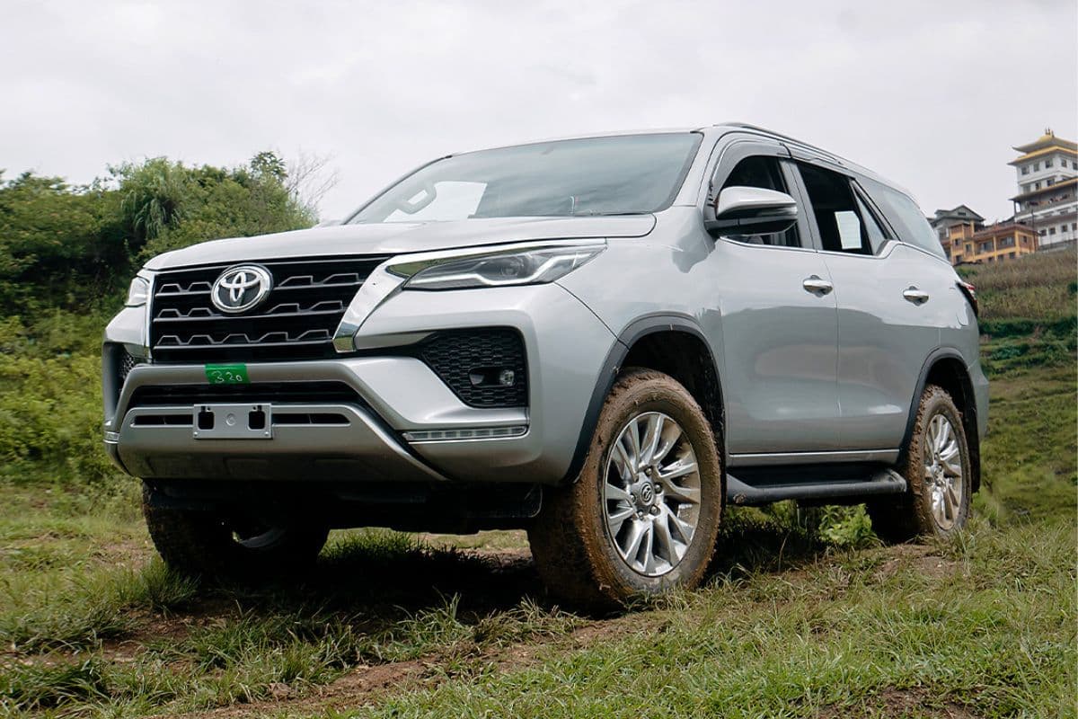 नेपाल में Toyota Fortuner की कीमत कितनी है? भारत में उतने पैसे में आ जाएंगी दो प्रीमियम SUVs