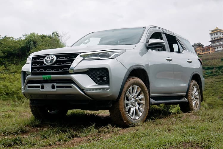 नेपाल में Toyota Fortuner की कीमत कितनी है? भारत में उतने पैसे में आ जाएंगी दो प्रीमियम SUVs
