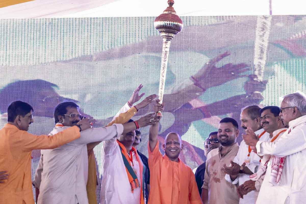 सीएम योगी की चेतावनी : उत्सव के रंग में भंग डाला तो वर्तमान के साथ भविष्य भी हो जाएगा स्वाहा