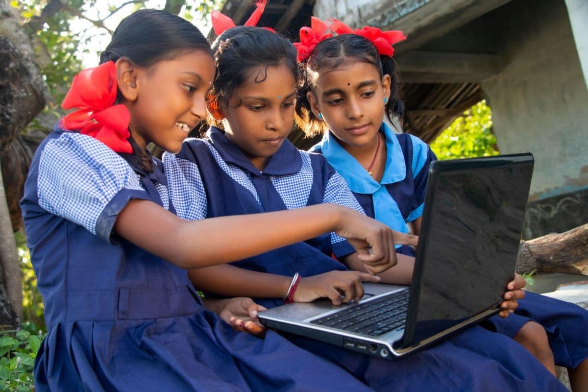 अब सीमांचल की बेटियां भी फतह करेंगी IIT-NEET, कस्तूरबा गांधी बालिका विद्यालयों में पहुंचेगा PhysicsWallah