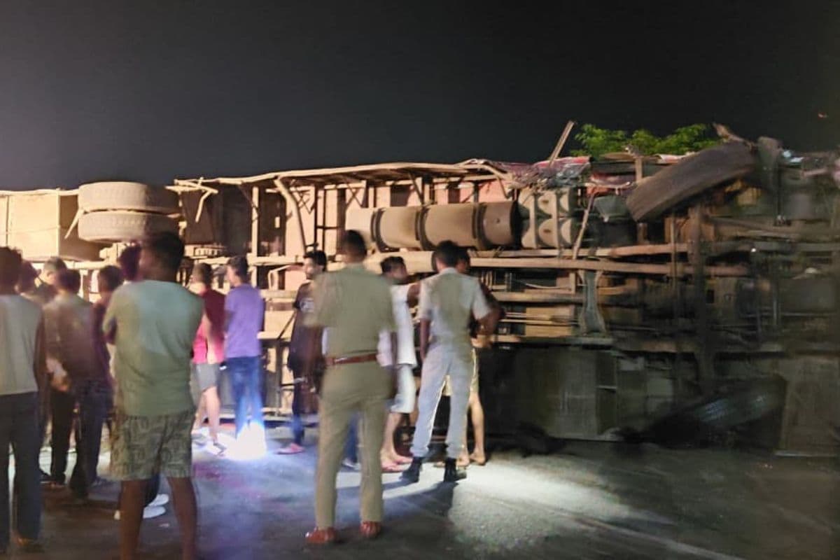 एनएच-31 पर बस और कार की सीधी भिड़ंत के बाद पलटी बस, 35 यात्री घायल