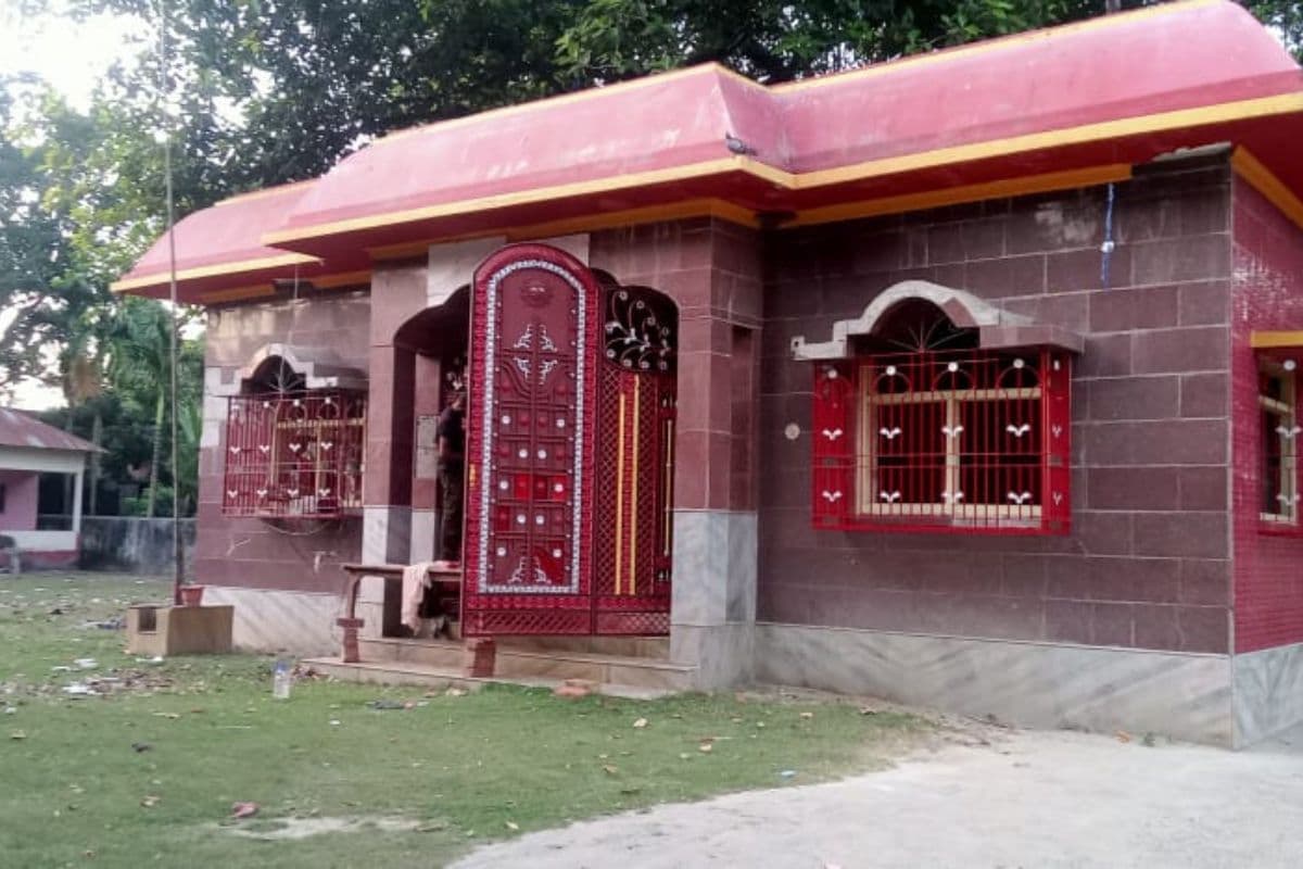 विष्णुपुर काली मंदिर का अनोखा इतिहास: 300 साल पहले दुल्हन का 'खोइंछा' न खुलने पर प्रकट हुईं मां