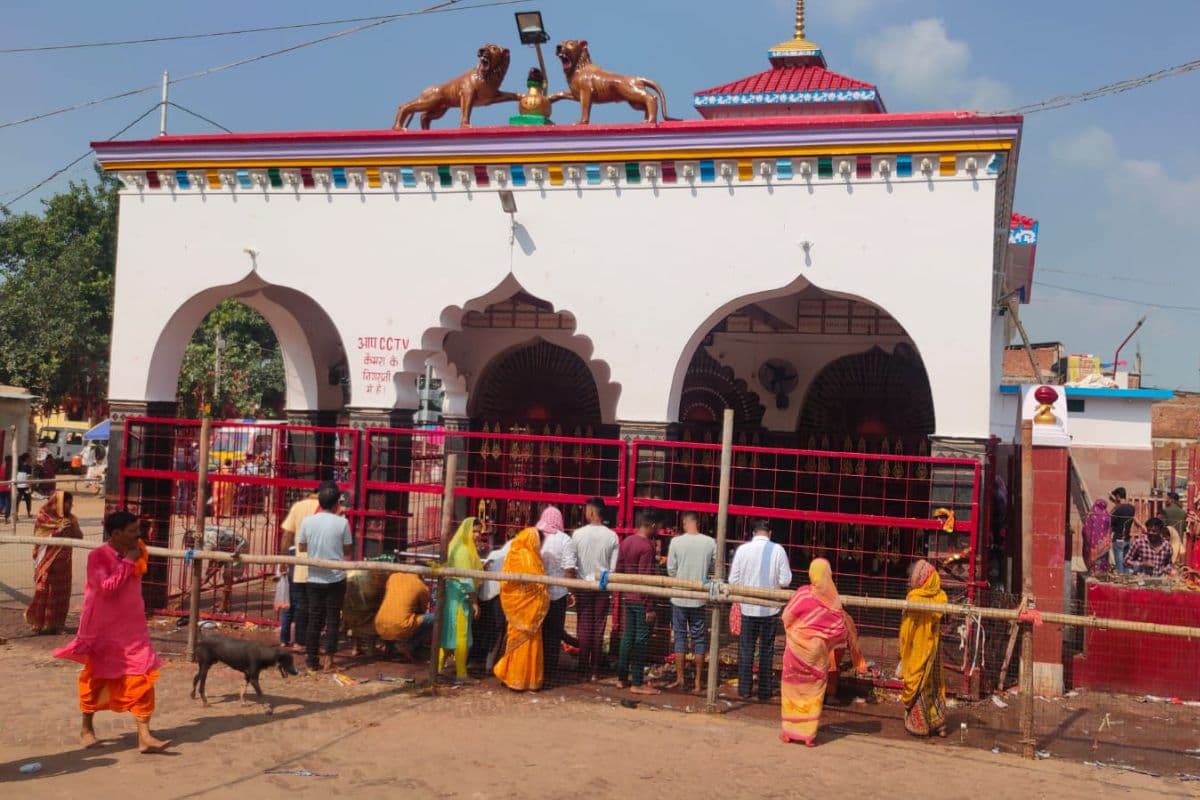 आज सुबह से बांका के मंदिरों में गूंजे घंटे, महाआरती और विशेष पूजा में उमड़े श्रद्धालु