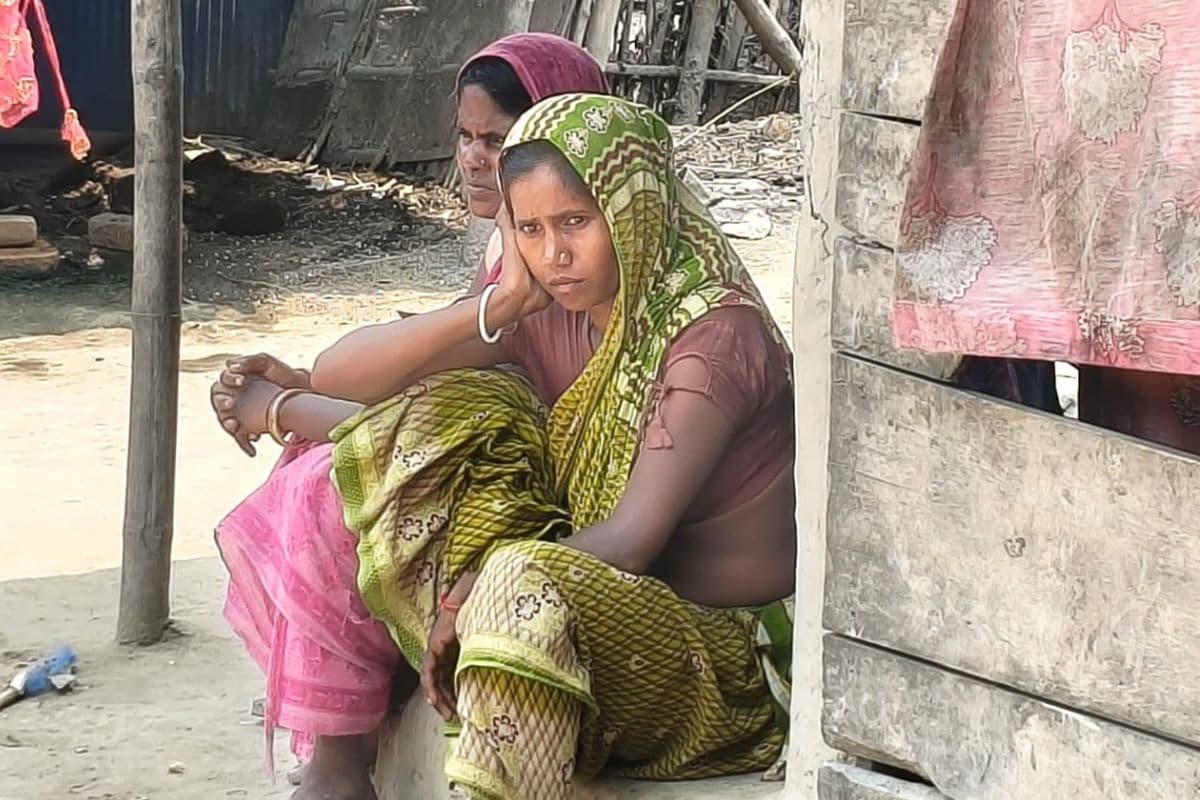 फेफड़ों में भर गयी मौत की धूल, रोते-बिलखते परिजनों ने कहा- हुजूर, पत्थर तोड़नेवाली फैक्ट्री में काम करते-करते पत्थर हो गया बेटा का फेफड़ा!