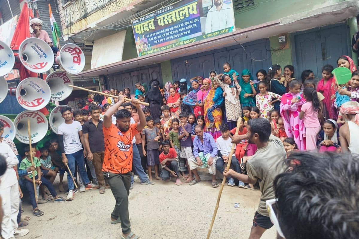 'या अली-या हुसैन' के नारों के बीच निकला जुलूस, हवेली खड़गपुर में युवाओं ने दिखाये हैरतअंगेज करतब