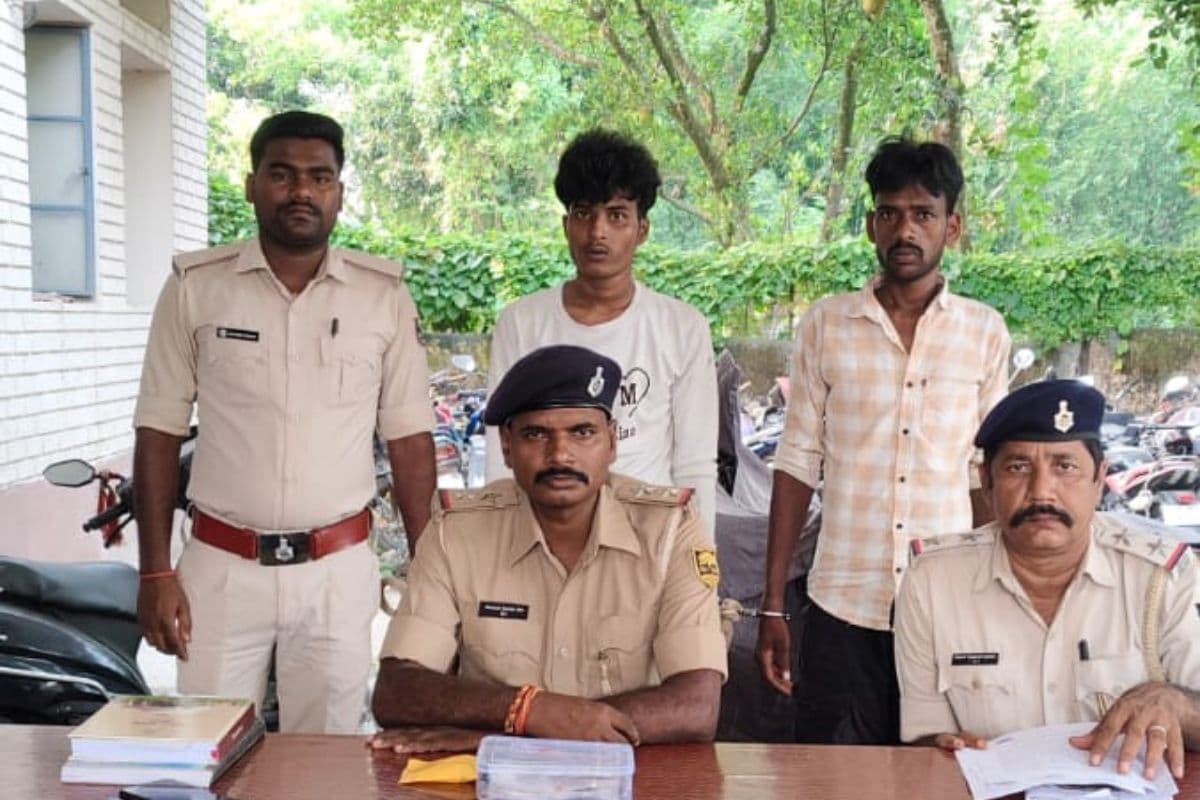 मनिहारी में पुलिस की कार्रवाई, स्मैक के साथ दो सगे भाई गिरफ्तार