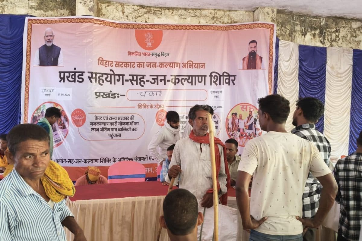 व्हीलचेयर से पहुंचे दिव्यांग गर्मी में बैठे रहे, डॉक्टर 4 घंटे देर से पहुंचे