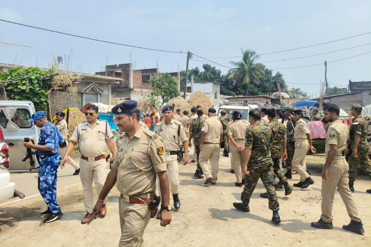 किशनगंज में बालू लदे ट्रैक्टर को छुड़ाने के लिए पुलिस से भिड़े लोग, मोबाइल छीनने के बाद गांव में छापेमारी