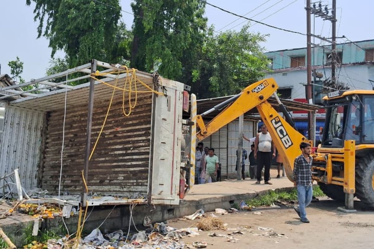 टायर फटने से अनियंत्रित होकर दुकान में घुसा आम से लदा ट्रक