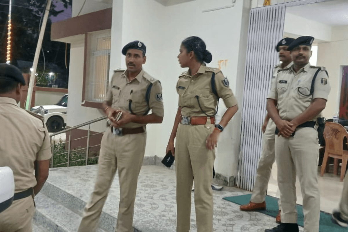 देर रात अचानक पटना सिटी के थानों में पहुंचीं एसपी, लंबित केस में लापरवाही देख भड़कीं, लगाई फटकार