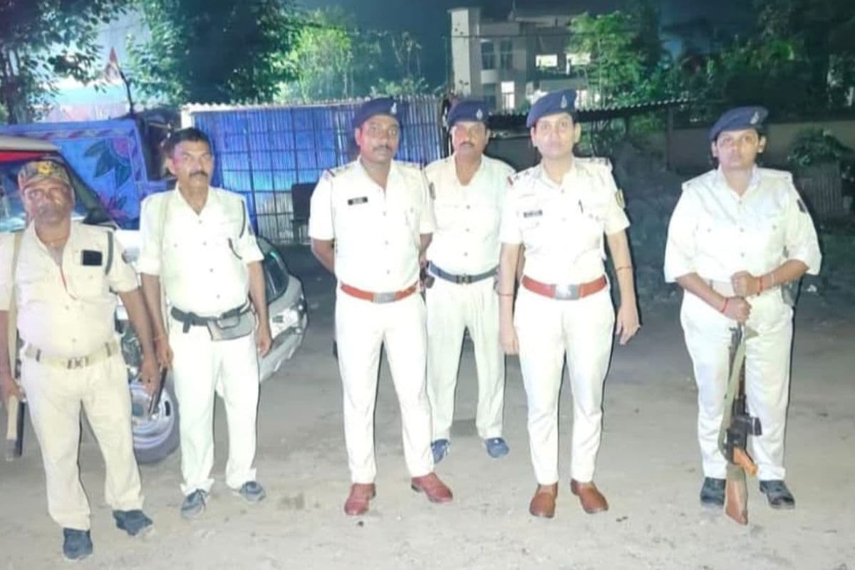 कटिहार एसपी के निर्देश पर इंस्पेक्टर ने आधी रात को थानों और गश्ती दलों का किया औचक निरीक्षण