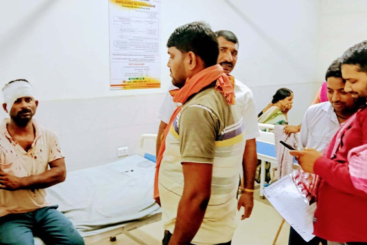 बक्सर: थर्मल प्लांट में अनलोडिंग के दौरान पलटा बालू लदा ट्रेलर, केबिन में फंसा चालक