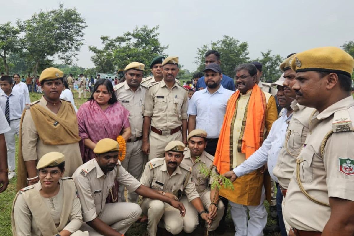 रहिकपुर वन क्षेत्र में हरित यज्ञ, प्रभारी मंत्री डॉ. रामचंद्र प्रसाद ने किया 10 हजार पौधों का महा-वृक्षारोपण