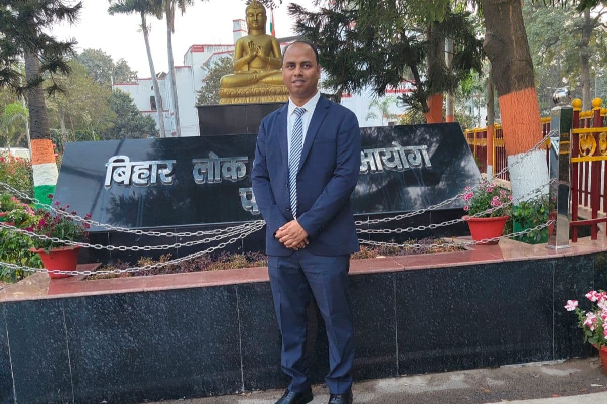 प्रथम प्रयास में BPSC फतह कर संतोष बने Revenue Officer, नौकरी के साथ पढ़ाई कर हासिल की बड़ी सफलता