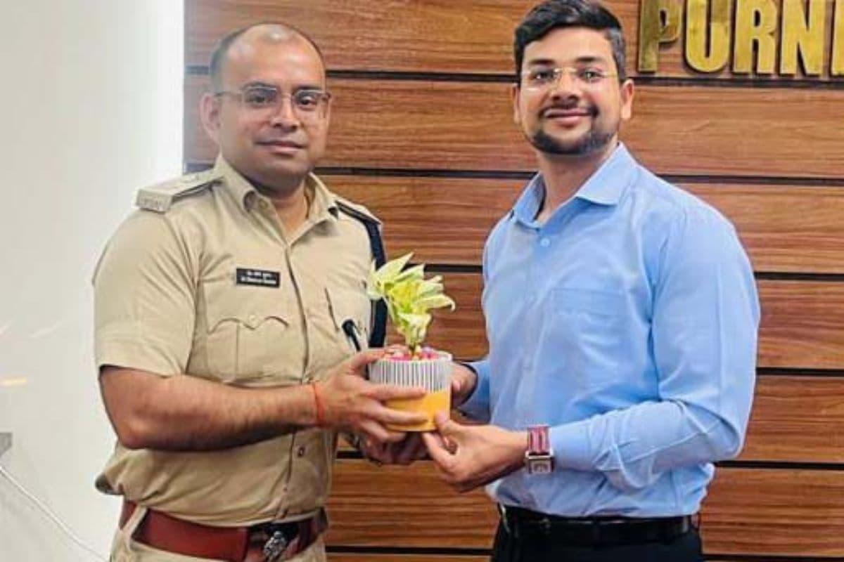 पूर्णिया के नये एसएसपी ने डीएम से की शिष्टाचार मुलाकात: विधि-व्यवस्था और अपराध नियंत्रण को लेकर दोनों कप्तानों में हुई चर्चा