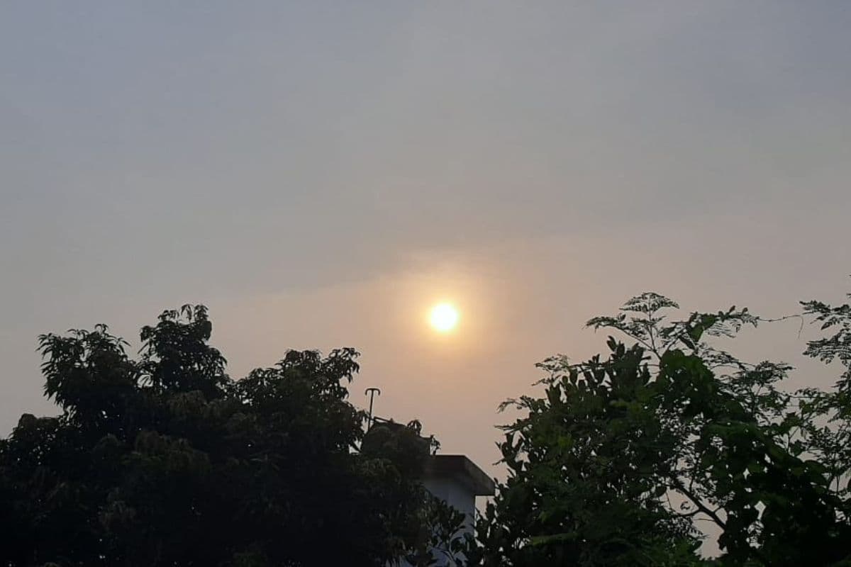 रात की बारिश ने दी राहत, सुबह निकली धूप से बढ़ी उमस, दिन में छा सकते हैं बादल
