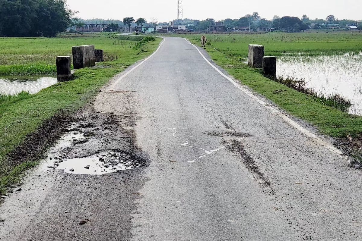 करोड़ों की लागत से बनी सड़क एक साल भी नहीं टिक सकी, जगह-जगह उभरे गड्ढे व दरारें
