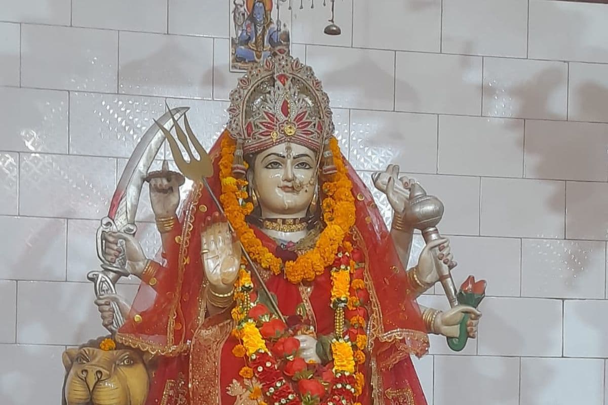 मिरचाईबाड़ी सर्वमंगला दुर्गा मंदिर में दर्शन के लिए उमड़ी भीड़, मंगलवार को सुबह 7 बजे से शुरू होगी पूजा