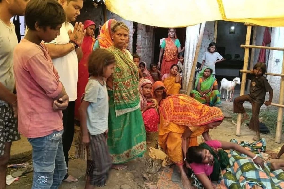 बिजली का पोल गिरने से युवक की मौत, विधायक प्रतिनिधि ने की आर्थिक मदद