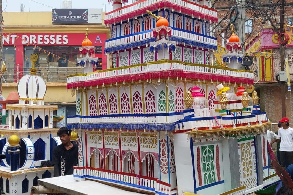 कटिहार में मुहर्रम पर सांप्रदायिक सौहार्द की अनूठी मिसाल: मुस्लिम युवाओं ने मंदिर के आगे बनाई मानव श्रृंखला