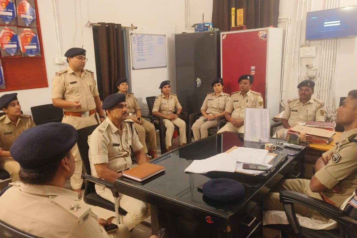 आरा में एसपी ने की समीक्षा बैठक, लंबित कांडों और फरार आरोपियों पर दिए निर्देश