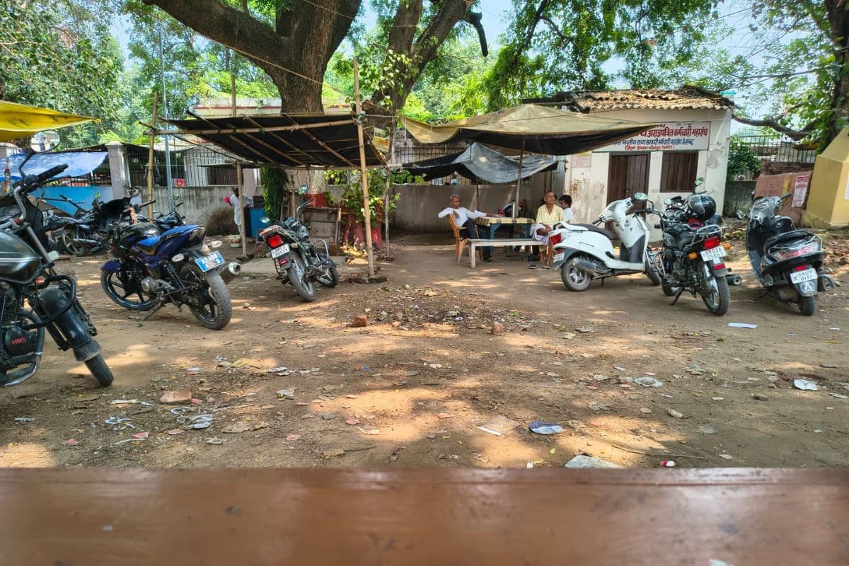 आरा समाहरणालय परिसर में सफाई व्यवस्था बदहाल, चारो तरफ कचरे का अंबार, गंदगी से लोग परेशान