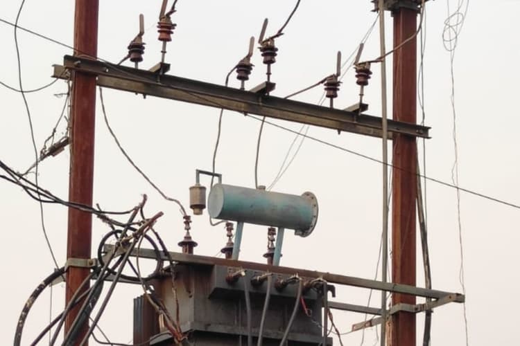 रोहतास में तकनीकी खराबी से रातभर ठप रही बिजली, भीषण गर्मी और उमस में तड़पते रहे लोग
