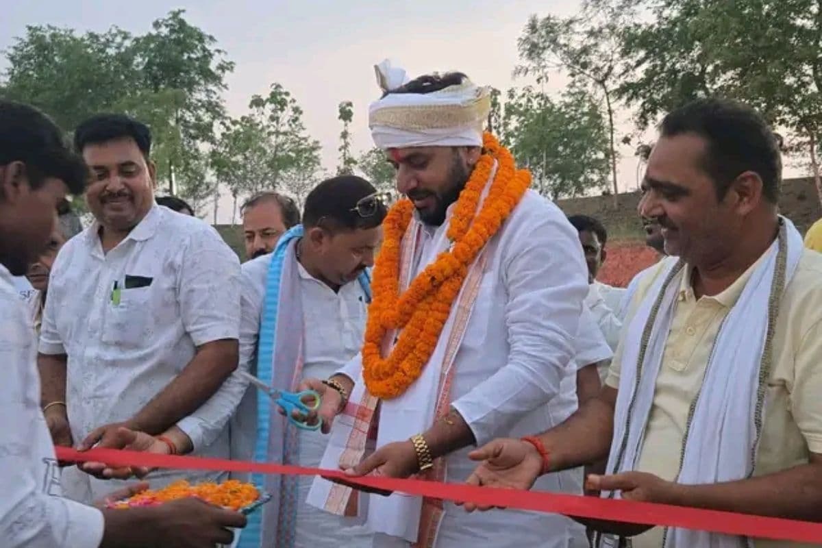बक्सर के लोहंदी में नाइट क्रिकेट टूर्नामेंट का आयोजन, एमएलसी सोनू राय ने किया उद्घाटन