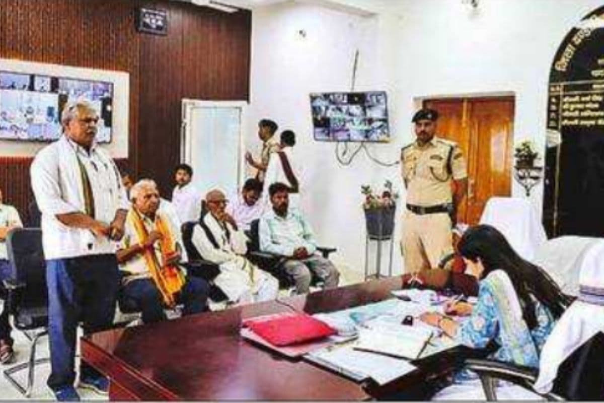 अरवल में जनता दरबार में डीएम ने सुनीं 13 शिकायतें, कई मामलों का मौके पर हुआ समाधान