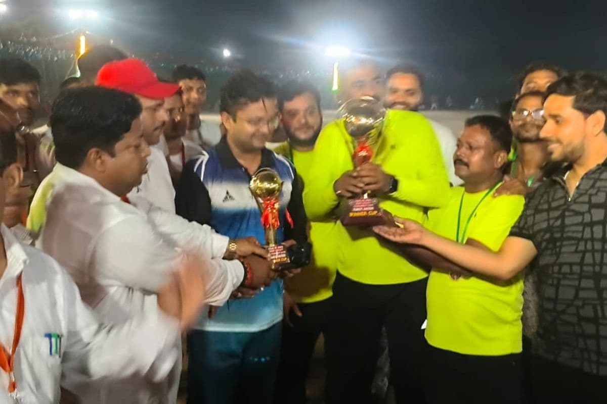 रोहतास में फैंसी क्रिकेट मैच में रोमांचक मुकाबला, अधिवक्ताओं की टीम ने प्रशासन को 8 रनों से हराया