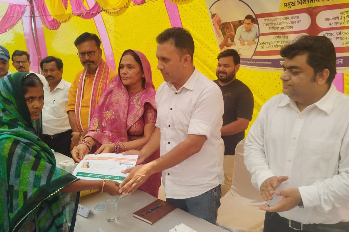 सहयोग शिविर में ग्रामीणों को योजनाओं की दी गई जानकारी, राजस्व अधिकारियों की देरी पर उठे सवाल